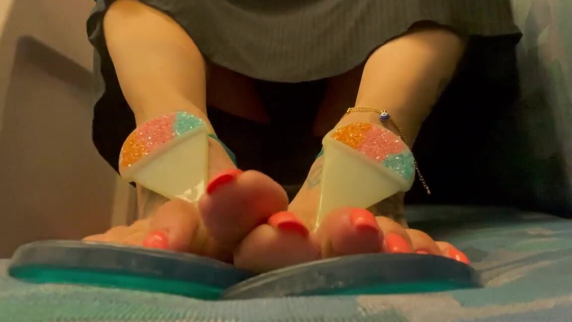 Servingbarefeet Aka Servingfet Onlyfans On The Made Ya Look