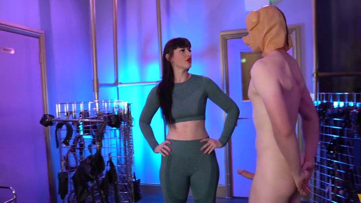 Vivienne L Amour Aka Vlproductionsuk Onlyfans Goddess Lifts Her Slaves Goddess Shows Off Her Extraordinary Strength By Using Piggy And Kawaii Bitc