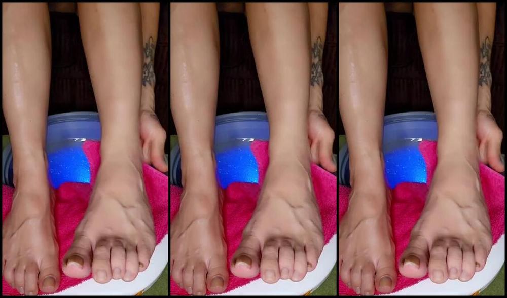 Mssjada Nicknamed Mssjada Onlyfans Doing My Toes I Love The Foot Bath Highest Tipper Soulassassin1992 Picked Silver Sparkle