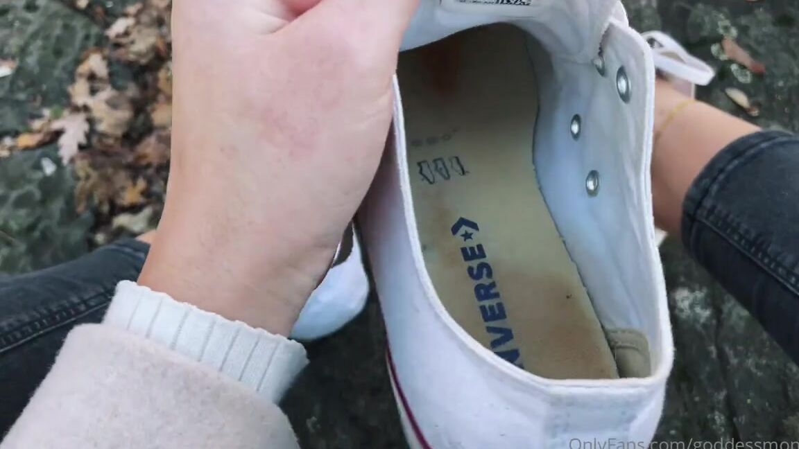 Goddessmona 91 Onlyfans Meine Converse Werden Bei Dem Sonnigen Wetter Wieder Ausgiebig Getragen Willst Du Dran Schnffelnp