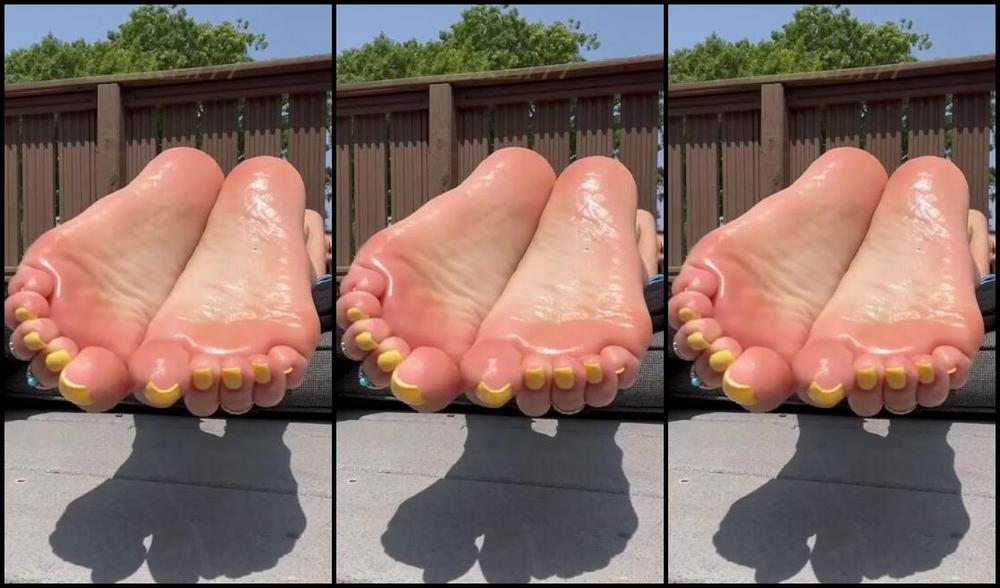 Greek Goddess Li Aka Greekli77 Onlyfans Do You Prefer My Soles Dry Or Oily Here S Some Of Both L