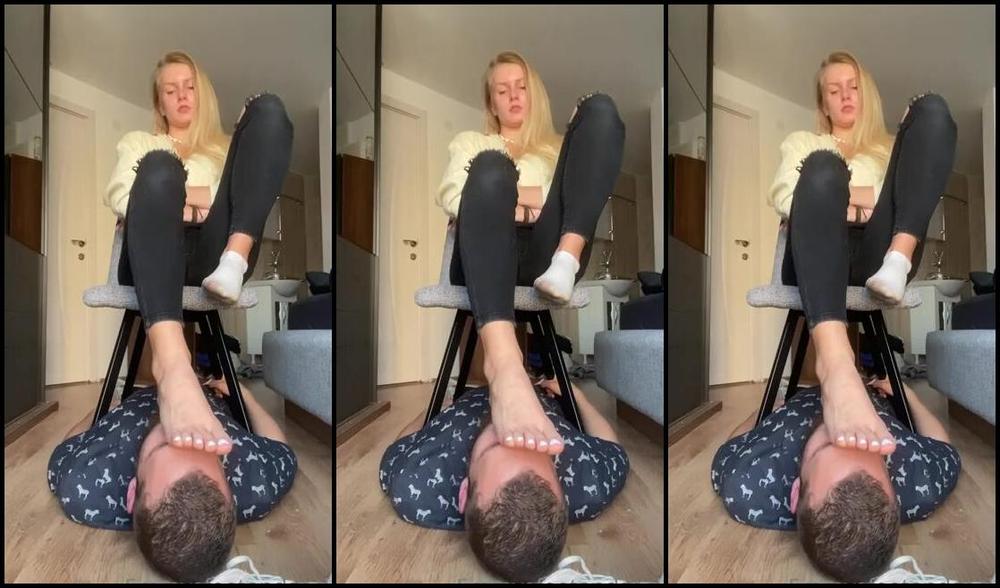 Emmysfeetandsocks Aka Emmyfeetandsocks Onlyfans You Remember Those White Socks Finally They Got Their Treatmentp