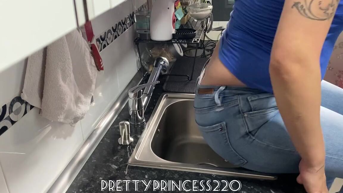 Prettyprincess220 04 11 2023 Onlyfans Video Farts In The Kitchen Sink