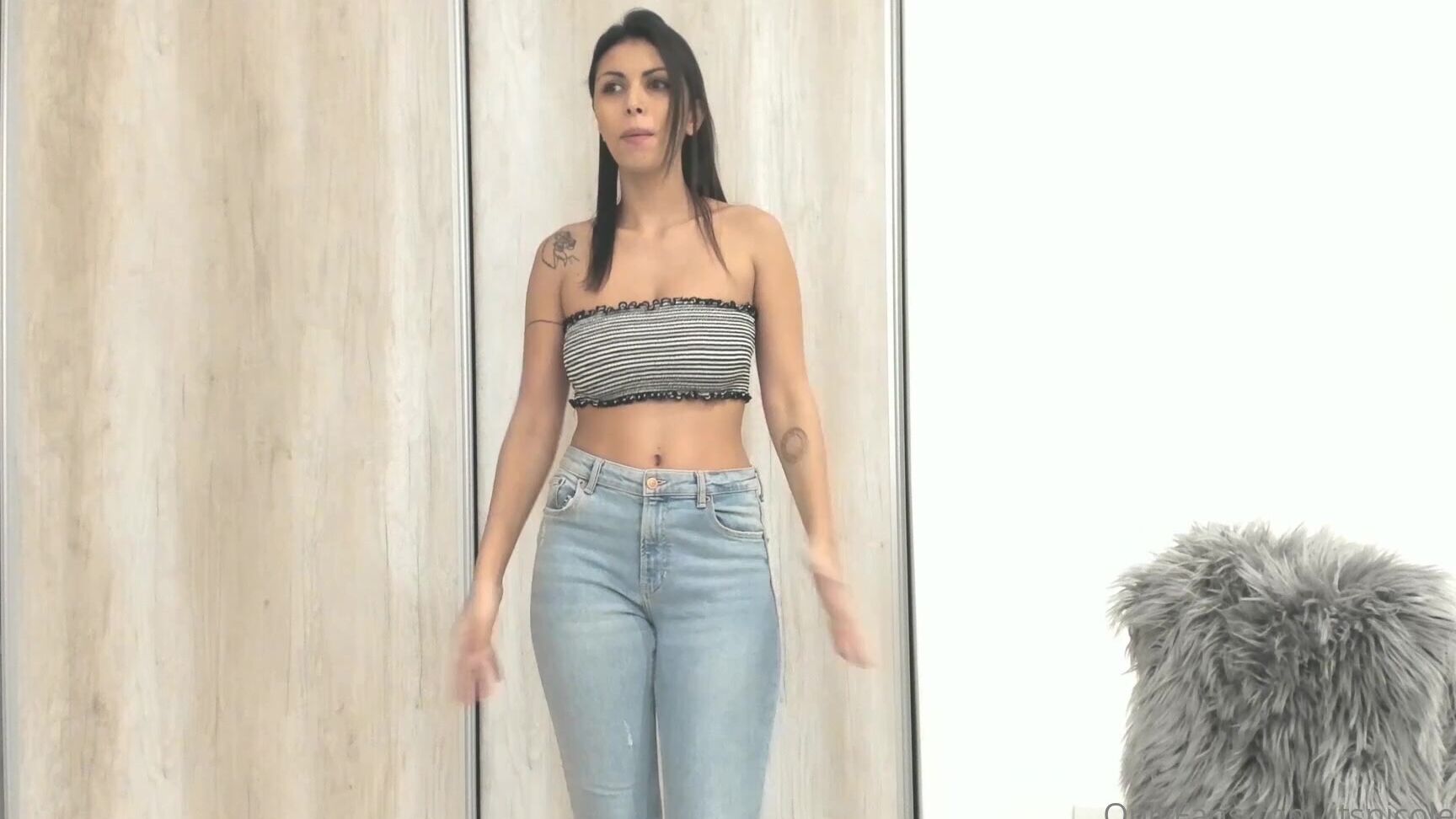 itsnicolebelle-04-07-2020-499079132-i-am-wearing-skinny-light-blue-jeans-no-panties-and-black-high-heels-i-am-nicole-a-fr