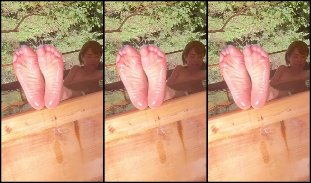 Miichannel R Nicknamed Miichannel R Onlyfans Soles Of Feet While Bathing In Hot Springs