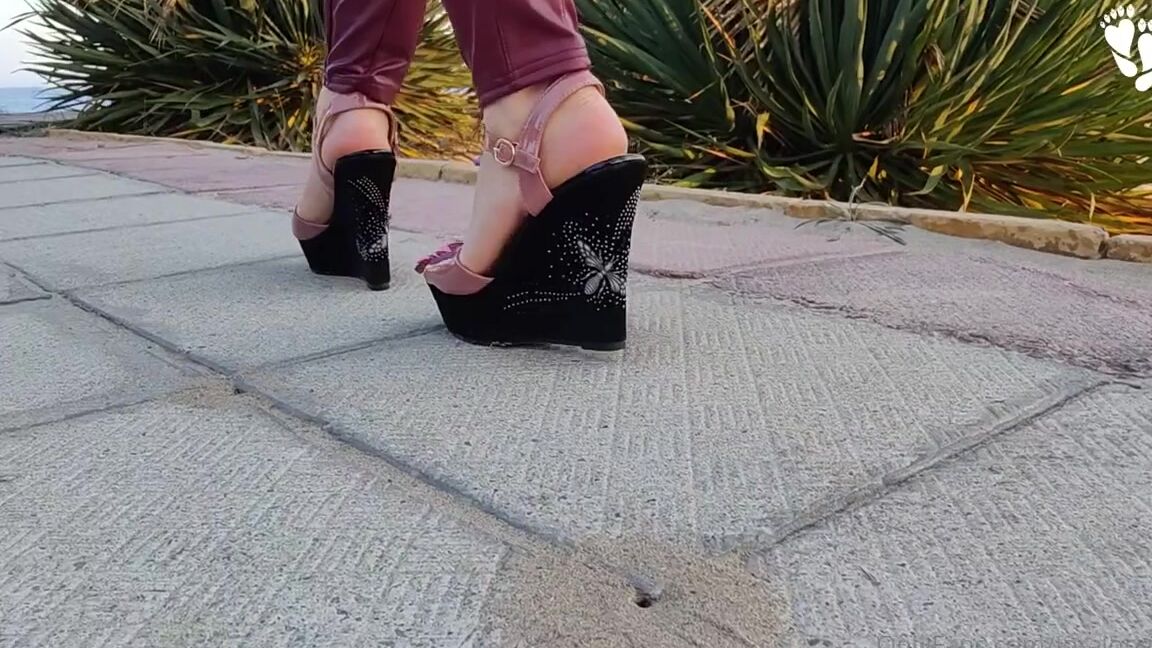 Lora Long Nails Nicknamed Loralongnails Onlyfans Walking In High Heels Black Sea