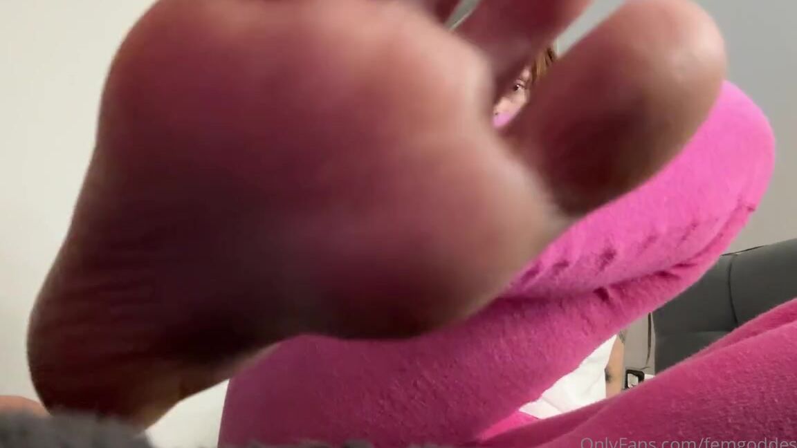 Femgoddesskira 01 27 2025 Onlyfans Video Kiss Feet Before Sleep