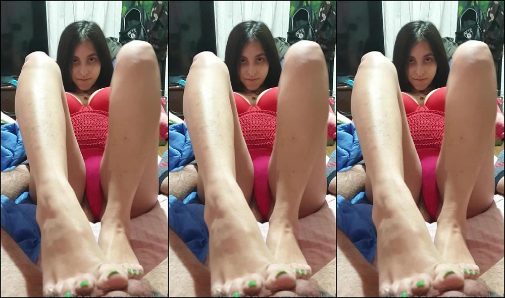 Maybel Boys Maybel Vieni Mentre Ti Faccio Questo Footjob Con Il Mio Intimo Rosso Cum Whi