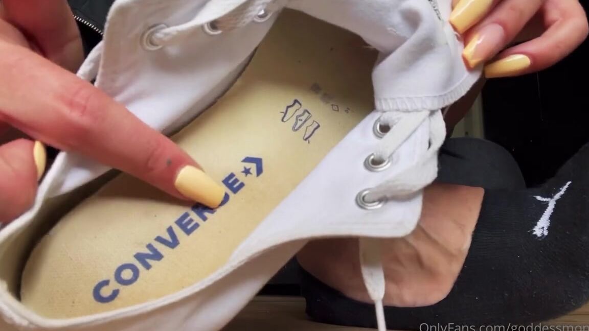 Goddessmona 91 Onlyfans Unwiderstehlicher Anblick Fr Meine Socken Suchtis Wer Sich Auskennt Weis Genau Wie Es Hier Gradp