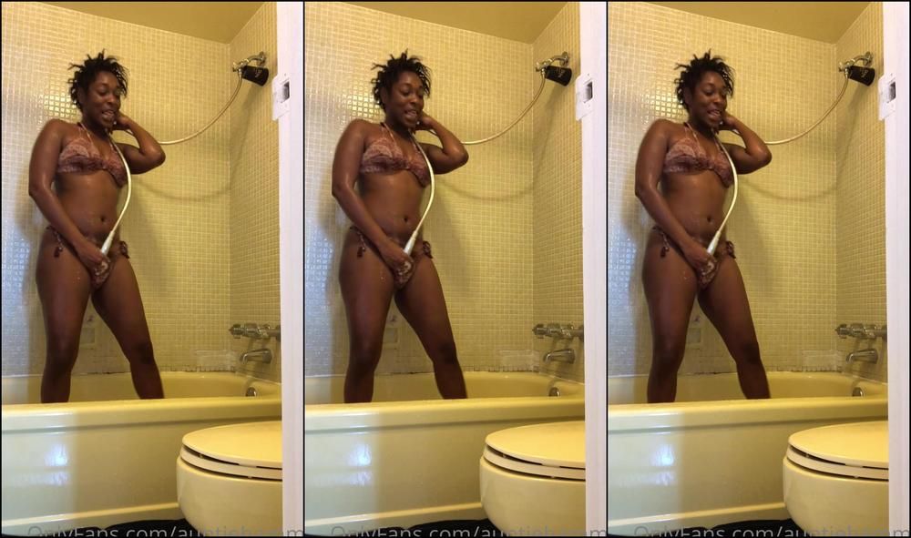 Auntiehammy Washing My Coonchie Cause That S What I Do Everyd