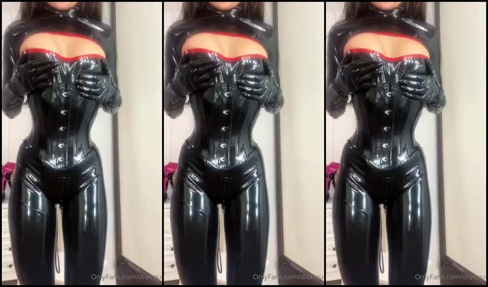 evilwoman-03-01-2020-117568563-black-latex-catsuit-teasing