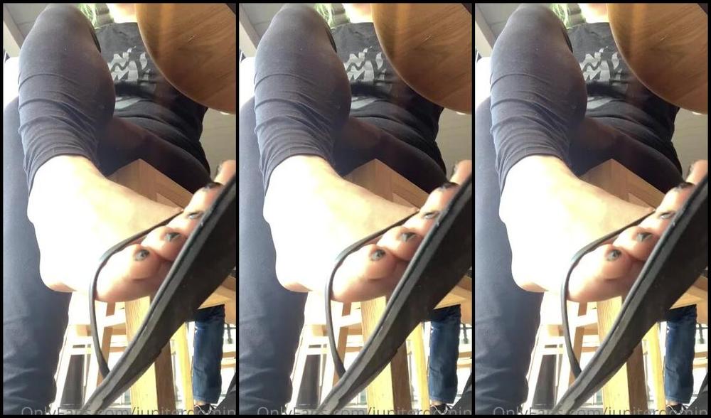 Jupiter Domina Nicknamed Jupiterdomina Onlyfans Flip Flop Dangle At Sbux In Two Parts2