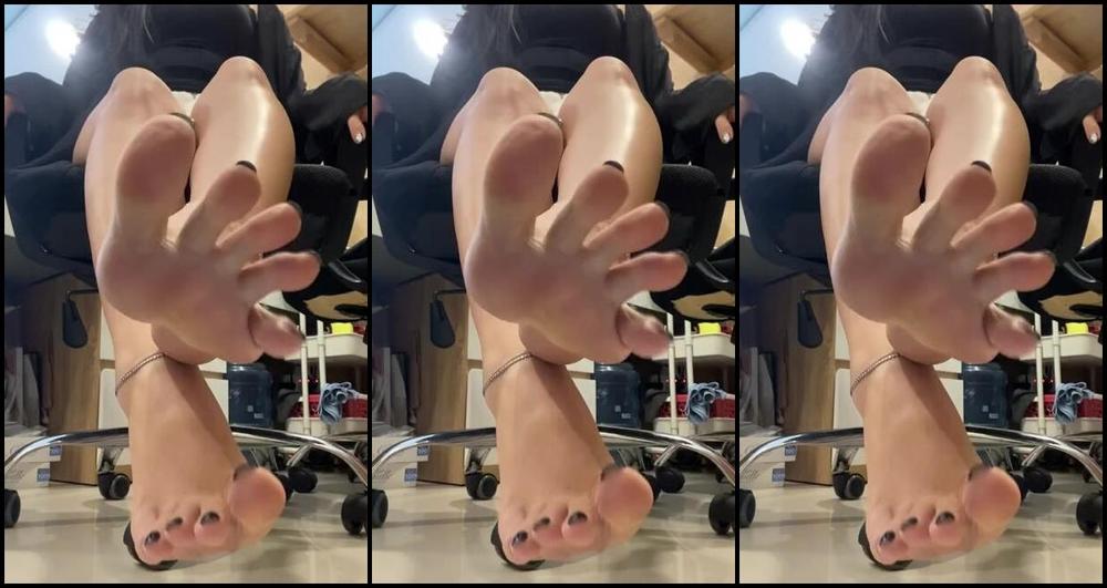 Miasexifeet4U Onlyfans 07 13 2023 Love Doing This At Work