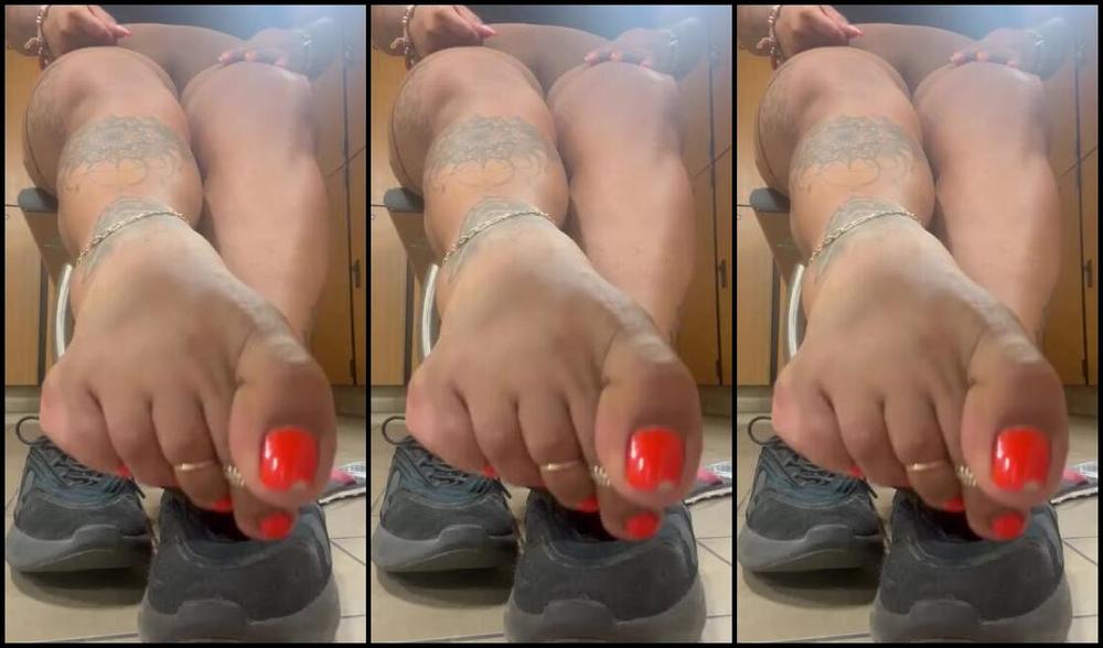 Dissatoes Onlyfans I Always Struggle Taking My Socks Off With My Toes Lol How Do You Feel About The Flip Flops