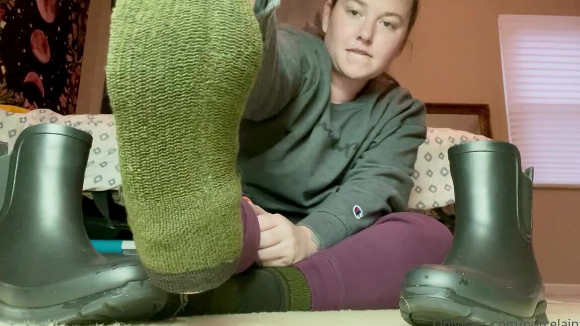 Porcelain Goddess Aka Porcelainfeets Onlyfans Sock Removal After Being In Sweaty Rain Boots
