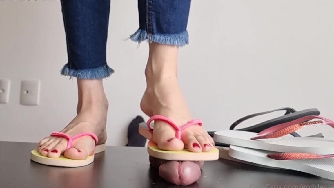 Goddesselisaa Onlyfans Slaves Pov I Know Its Unfair But Its Always Two Feet Against Just One Cock So Why Not Use Five