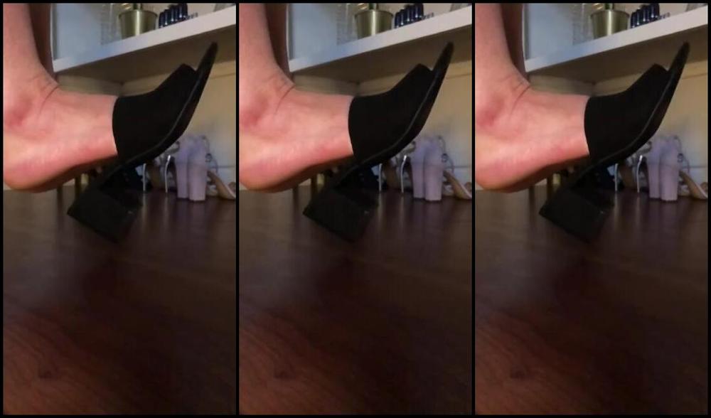 Caroline Aka Feetsiecakes Onlyfans Black Mule Dangle