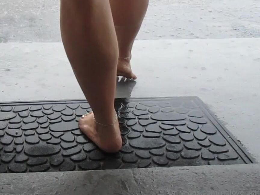 Nolove Justfeet Nicknamed Nolovejustfeet Onlyfans Who Wants To Play With Me In The Rain