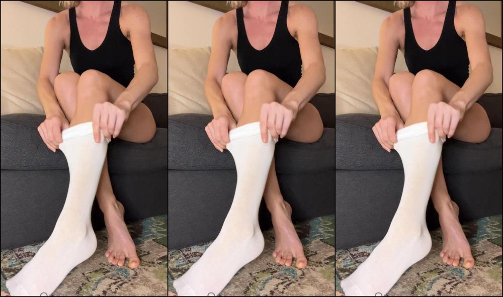 Casanlom Showing Off My Beautiful Feet While Putting On A