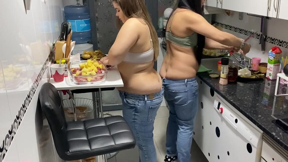 Prettyprincess220 12 13 2022 Onlyfans Video My Best Friend And I Cook Together