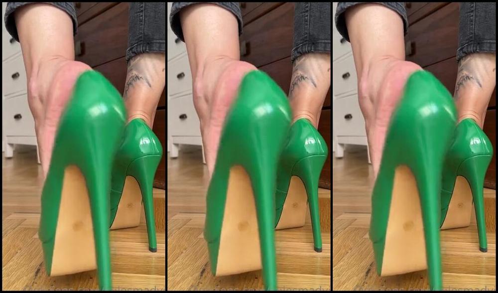 Solesmad Fetish Queen Aka Solesmadvip Onlyfans Green In My Favorite Color And Yours Enjoy And Drooling With My Dangling