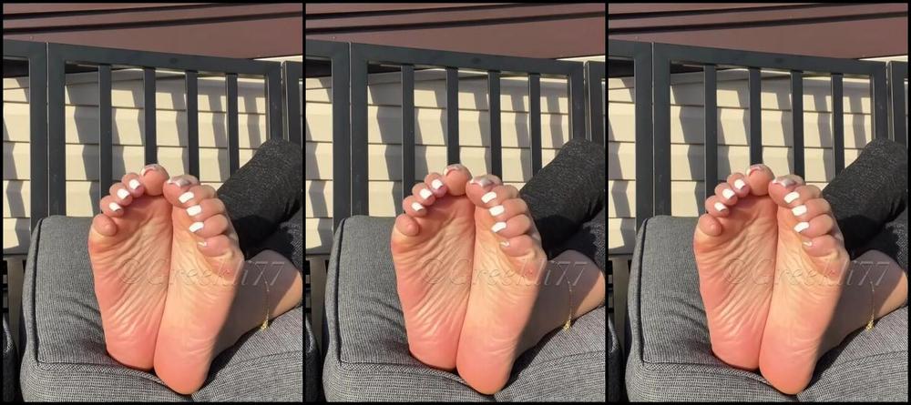 Greek Goddess Li Aka Greekli77 Onlyfans If You Roll A Fat Enough One For Me I Ll Let U Rub My Feet As I Smoke K