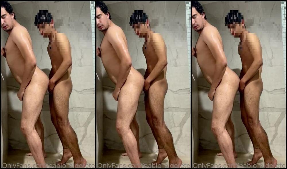 Pablo Alderete Parte En La Regadera Con Mi Amiguito De Planta Pablo Alderete Robertoruiz