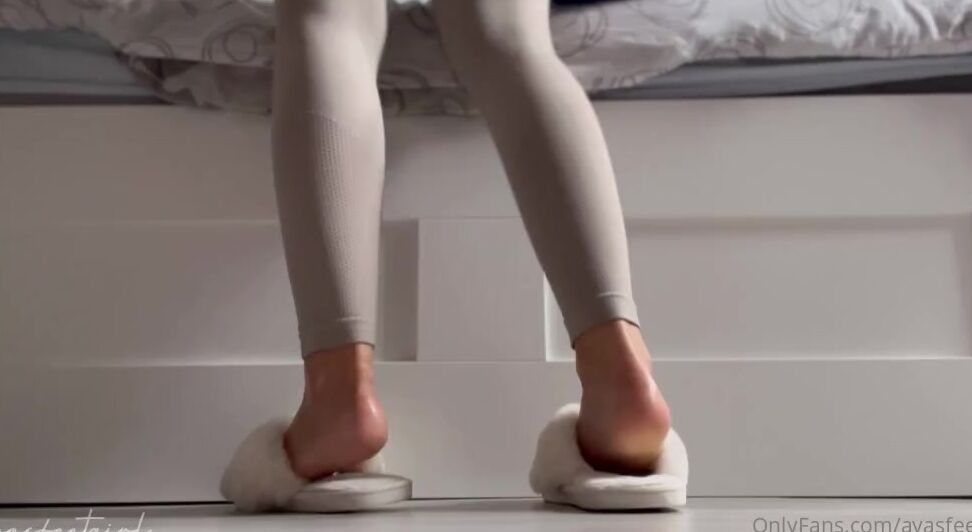 Ayasfeetgirl Onlyfans Coucou Voil Une Nouvelle Vido Un Ignore Et Dangling Pendant Que Je Plie Mon Linge Tu