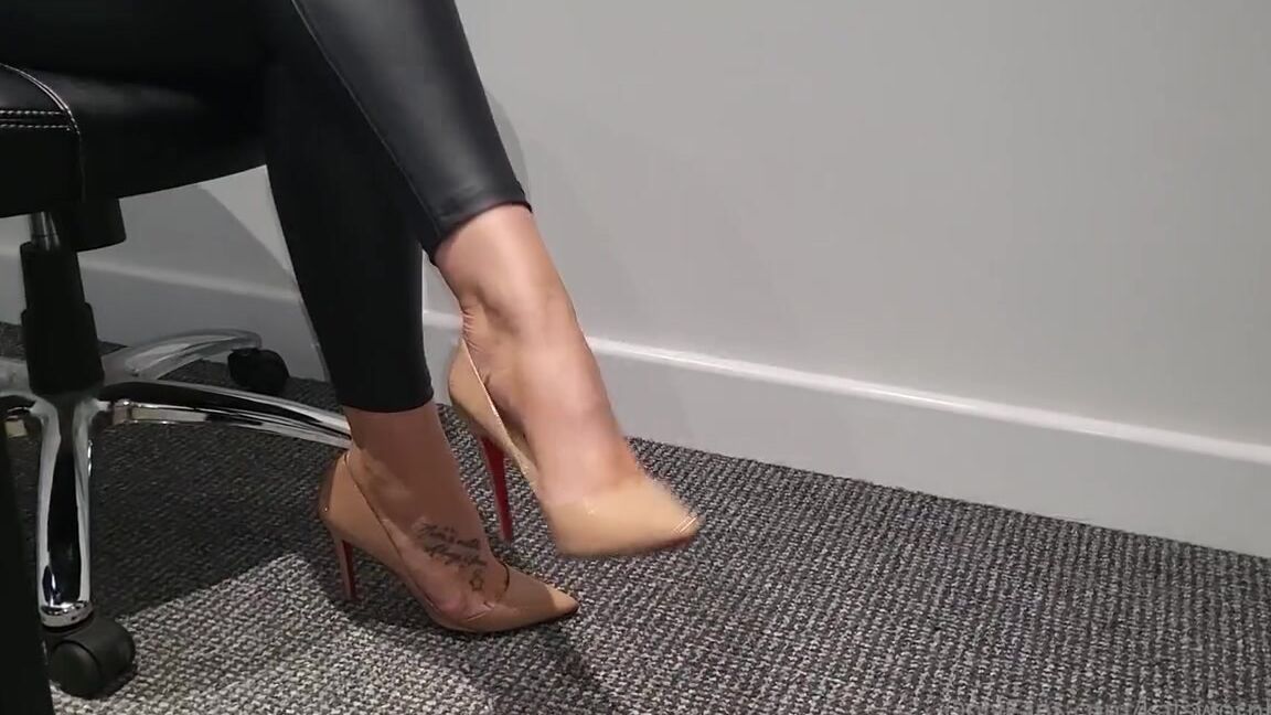 Kats Worn Heels Nicknamed Katswornheels Onlyfans Get Down And Worship My Shoes