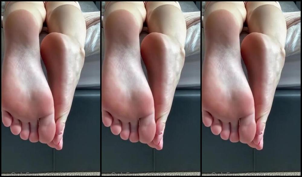 Harriet King Nicknamed Harrietfootsie Foot Fetish 05 16 2020 Onlyfans Video Just Dangling Over The Bed