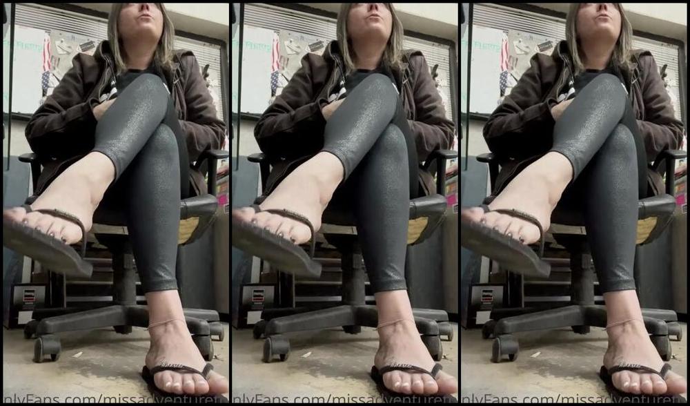Adventuretoeskat Nicknamed Missadventuretoeskat Onlyfans Teasing With My Bare Feet At The Shop Waiting For My Oil Change I Got Caught