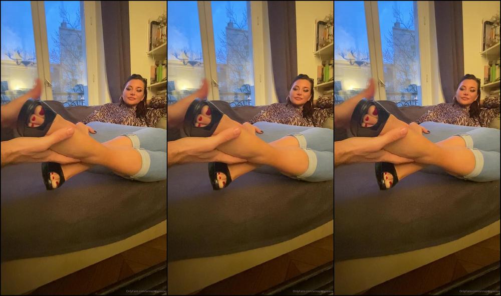 annapolinaxxxx-08-03-2020-172124274-j-ai-eu-tr-s-envie-de-faire-une-vid-o-pour-mes-adorateurs-de-pieds-et-de-jolis-escarpi