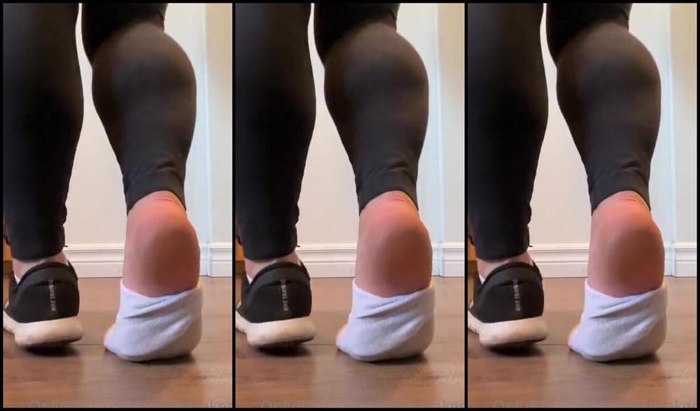 Caroline Aka Feetsiecakes Onlyfans Just Finished A 6K Hike And These Babies Are Steaming