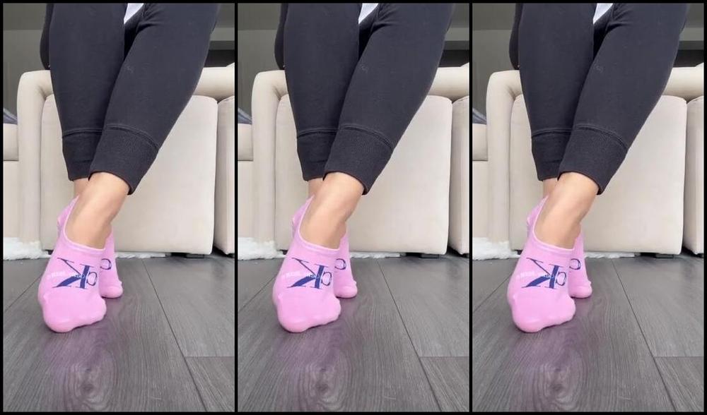 Sarina Jones Nicknamed Sarinajones 04 08 2025 Onlyfans Video These Pink Calvin Klein Socks Look So Good On My Arches