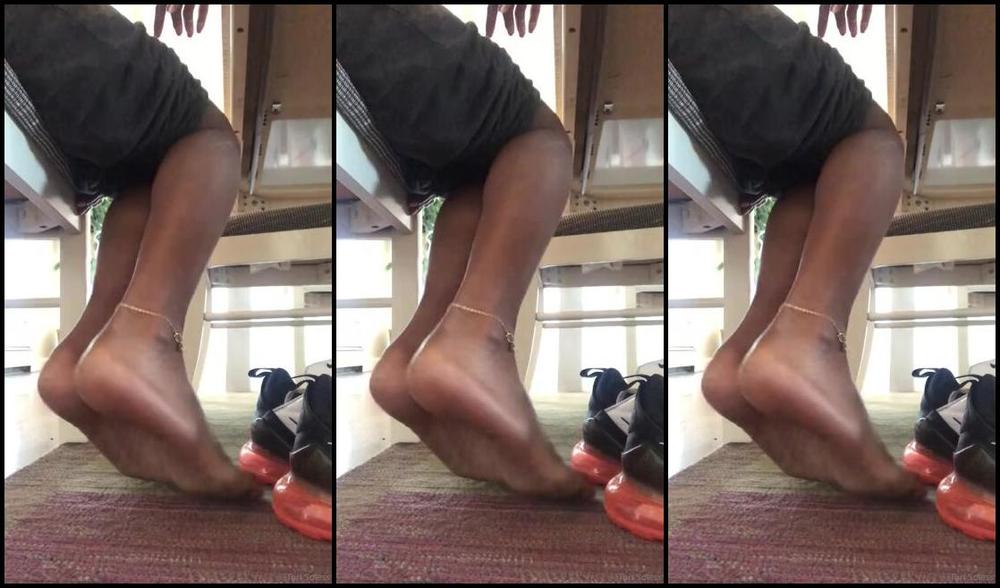 Torisoless Onlyfans Playing W My Soft Soles Underneath The Table