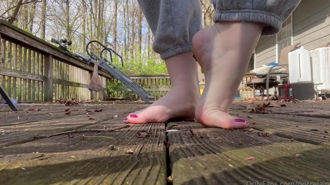 Porcelain Goddess Aka Porcelainfeets Onlyfans It S Sunny And Warm After All The Rain Let S Enjoy The Sounds Of Spring While I Get My Soles Dirty