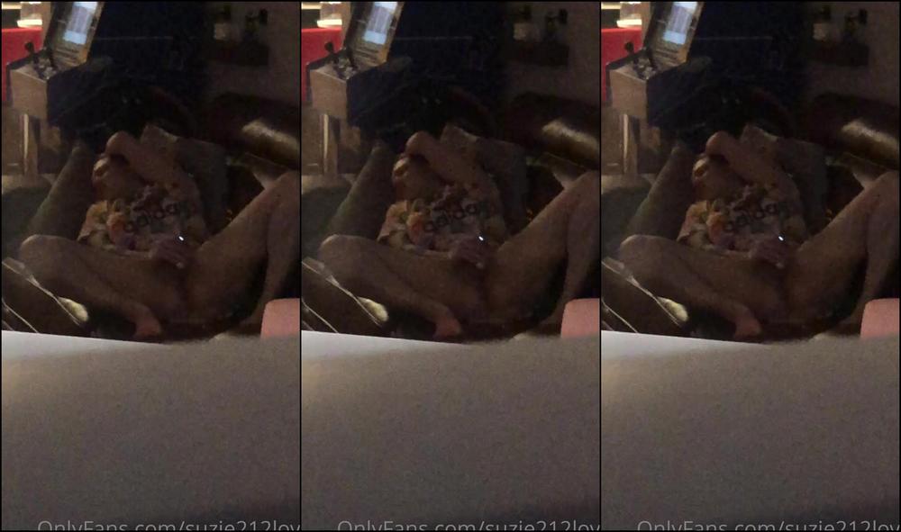 suzie212love-25-05-2021-2096223894-i-can-always-sense-when-someone-is-watching-me-but-it-just-spurs-me-on-