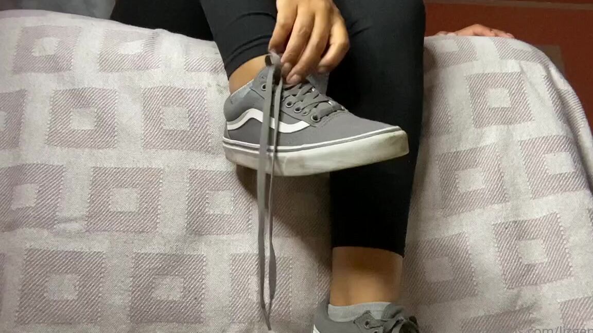 Liz Gennadi Nicknamed Lizgennadi 04 27 2023 Onlyfans Video Removing These Sweaty Vans Amp Socks After Being In Them All Day Feels Like A