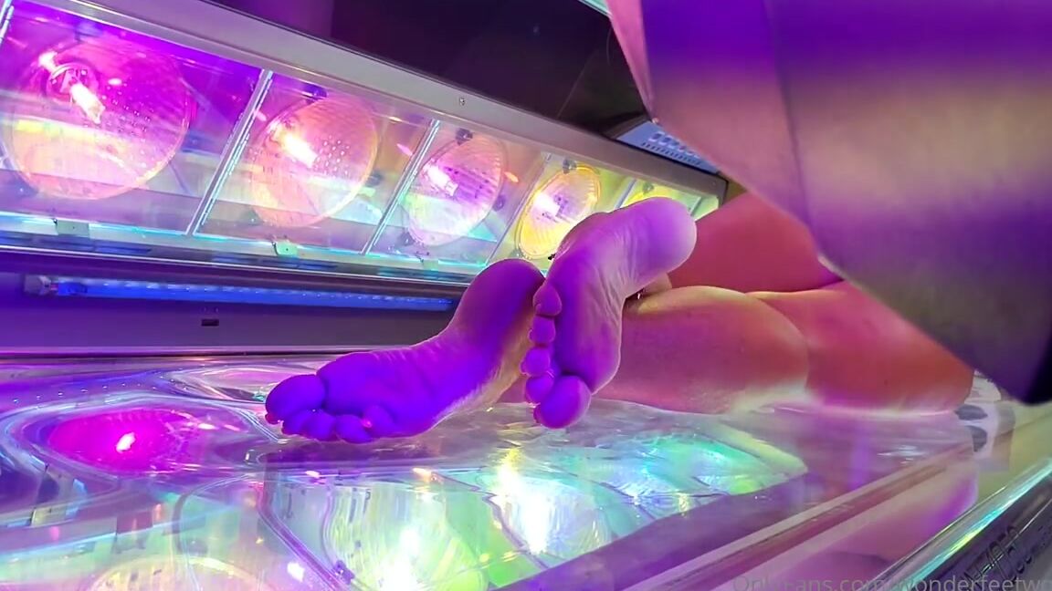 Wonderaeetwoman Nicknamed Wonderfeetwoman Onlyfans Glowing Bronzed Skin 100 Nude Ten Minutes Of Peeping While I Tan