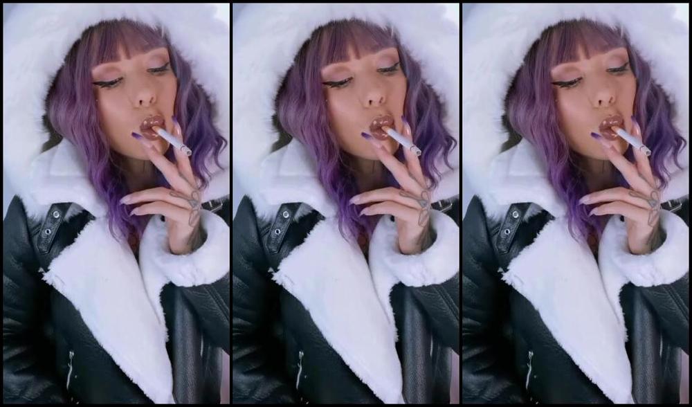 Queen Kinkerbell Nicknamed Kinkerbell23 Onlyfans Showing Off Just One Of The Many New Jackets Ive Recently Purchased Oh Its So Warm M