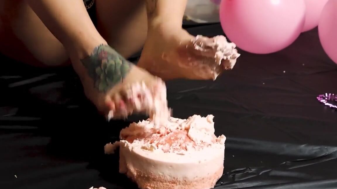 Tays Toes Nicknamed Taystoes 12 23 2021 Onlyfans Video Cake Smash Amp Worship You Had To Know This Was Coming
