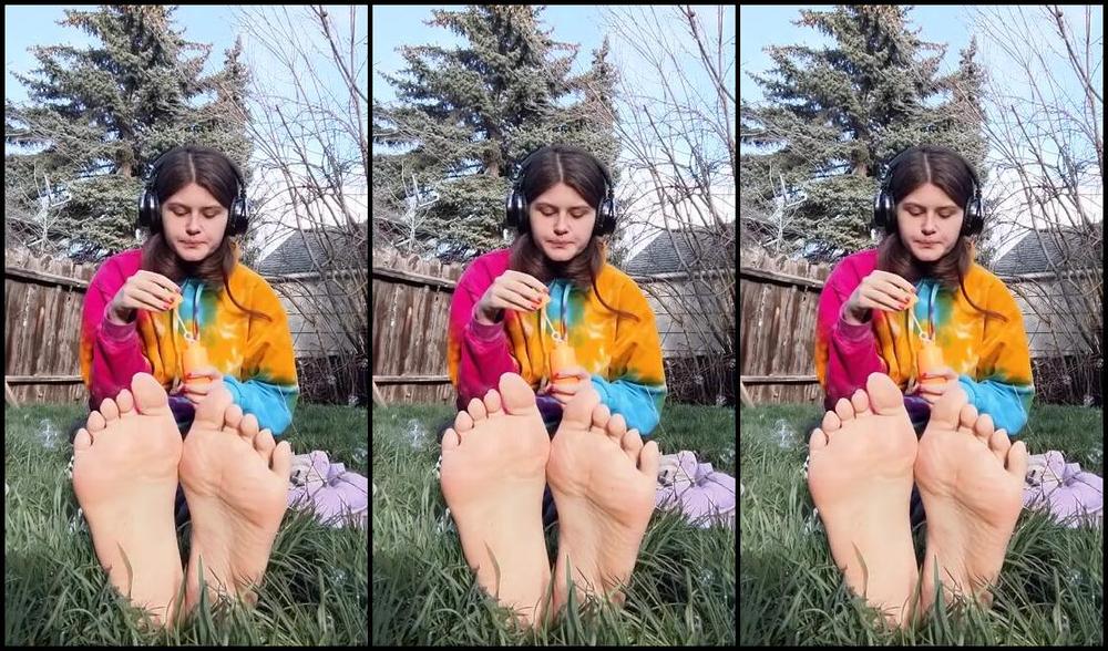 Daisy Duncan Nicknamed Daisyduncan Onlyfans Hey Babes Heres A Vid Of Me Blowing Bubbles On My Feet But The Wind Kept