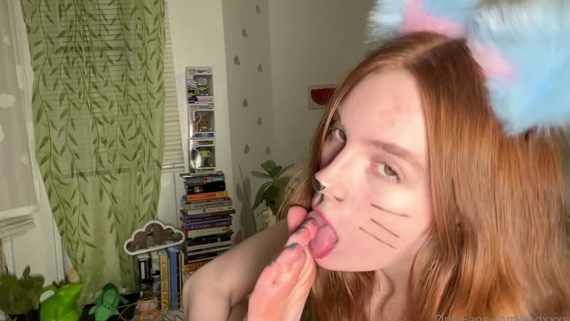 Zoe Strawberry Nicknamed Redxxxsuede Onlyfans Kitty Cleaning Her Paws