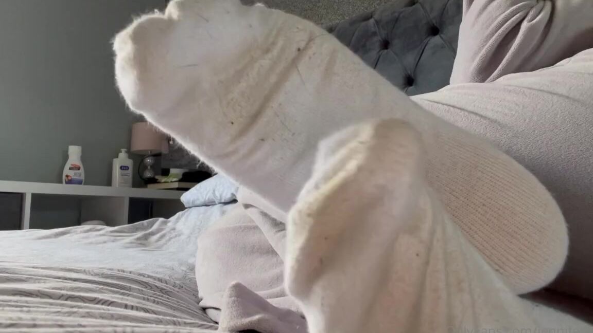 Jennifers Feet Nicknamed Jennifersfeetx 09 16 2022 Onlyfans Video Dirty Socks And Toe Wriggles