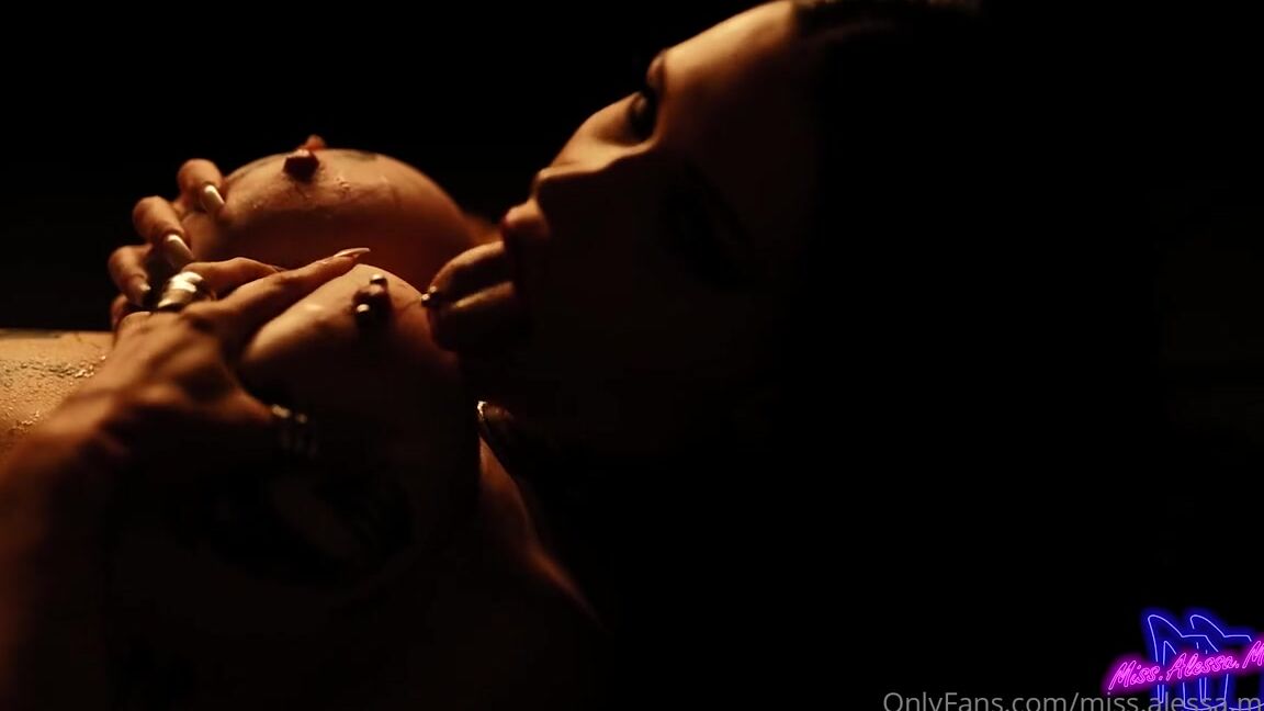 Missalessamilano Onlyfans Cozy Light Relaxes Me A Lotonly Wear White Suspender Panties Pearls Of Water Can Be Seen