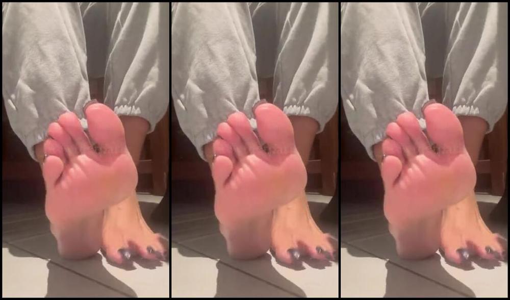 Jessyfeetparis75 Onlyfans Have A Nice Day My Boys Black Pedi And New Ankle Jewel Like Comment