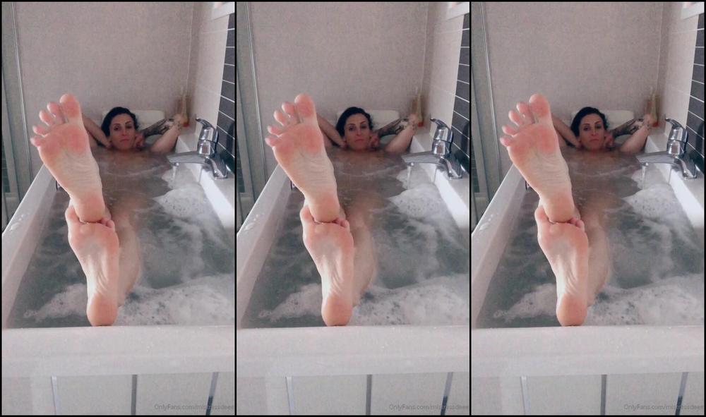 Mistressdeee Watch My Perfect White Soles In The Bath
