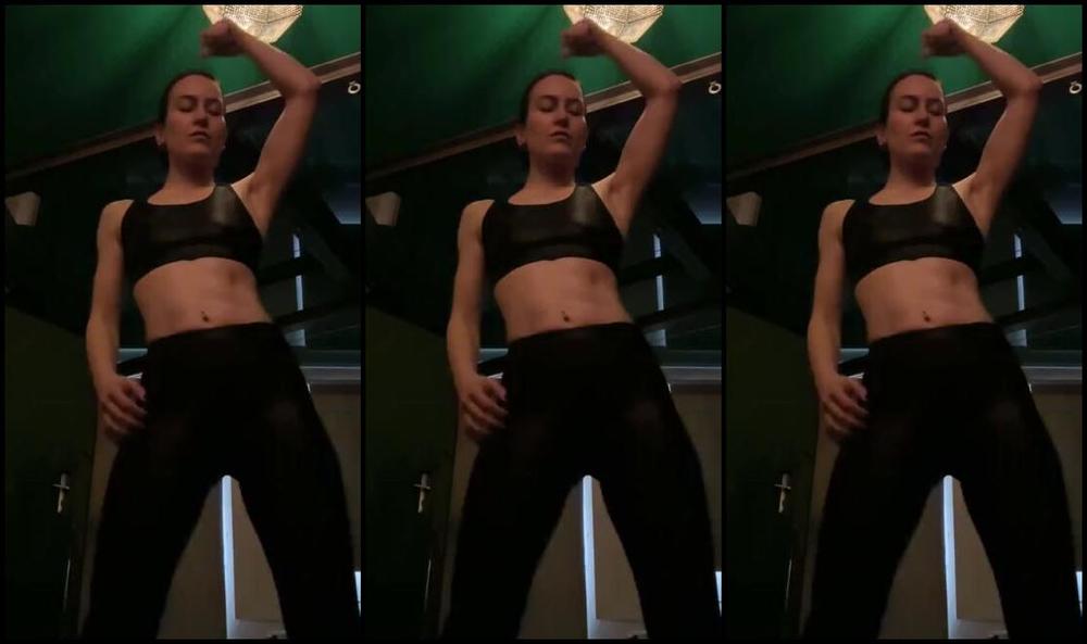 Miss Flora Nicknamed Missfloraberlin Onlyfans A Little Clip For You To Relax From This Long Week Are You Into Wrestling