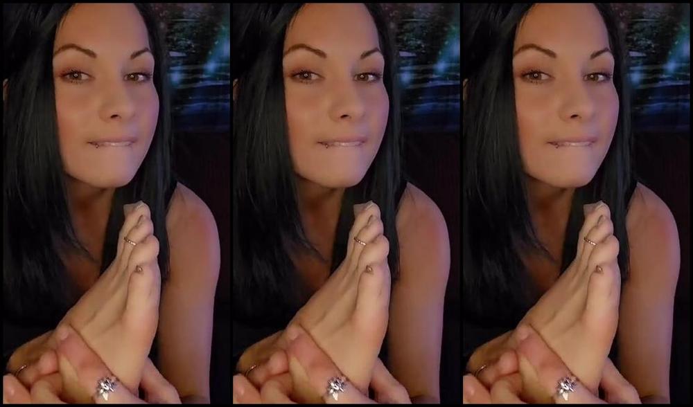 Mssjada Nicknamed Mssjada Onlyfans 2 Minutes Of Licking My Silver Sparkley Toes And Perfect Soles I Think Im Changing My Toes Tonig