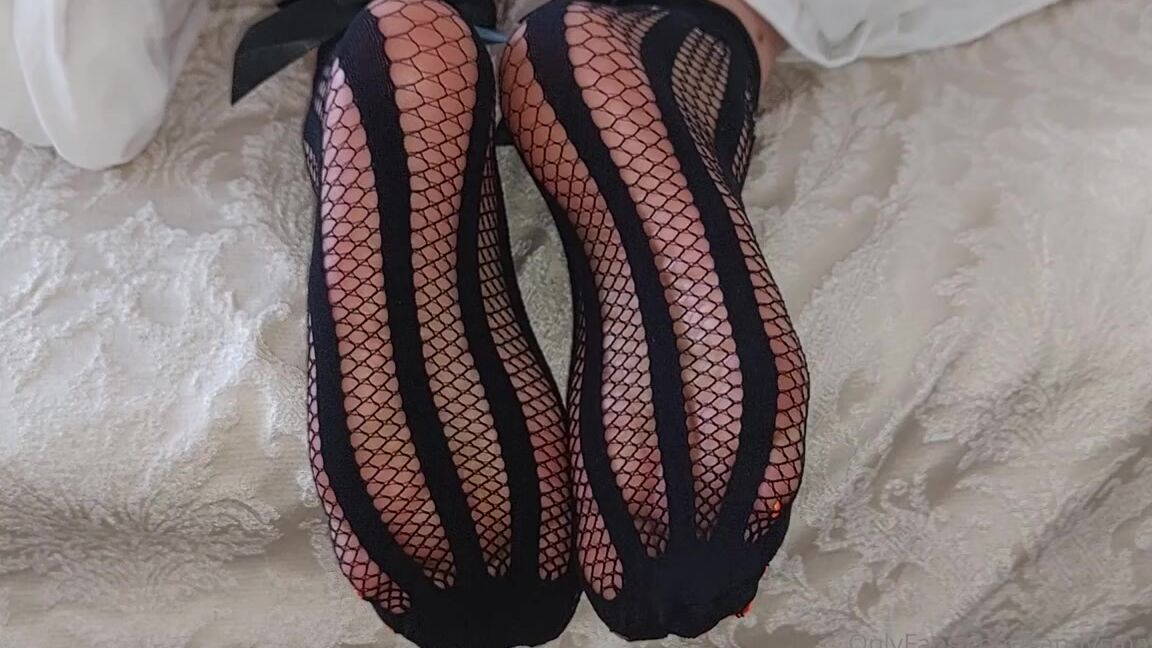 Mica Sandy Nicknamed Sandysmallfeet Onlyfans My Long Toenails Pokeing From My Hot Black Fishnet Stockings Enjoy Them While They Are Long
